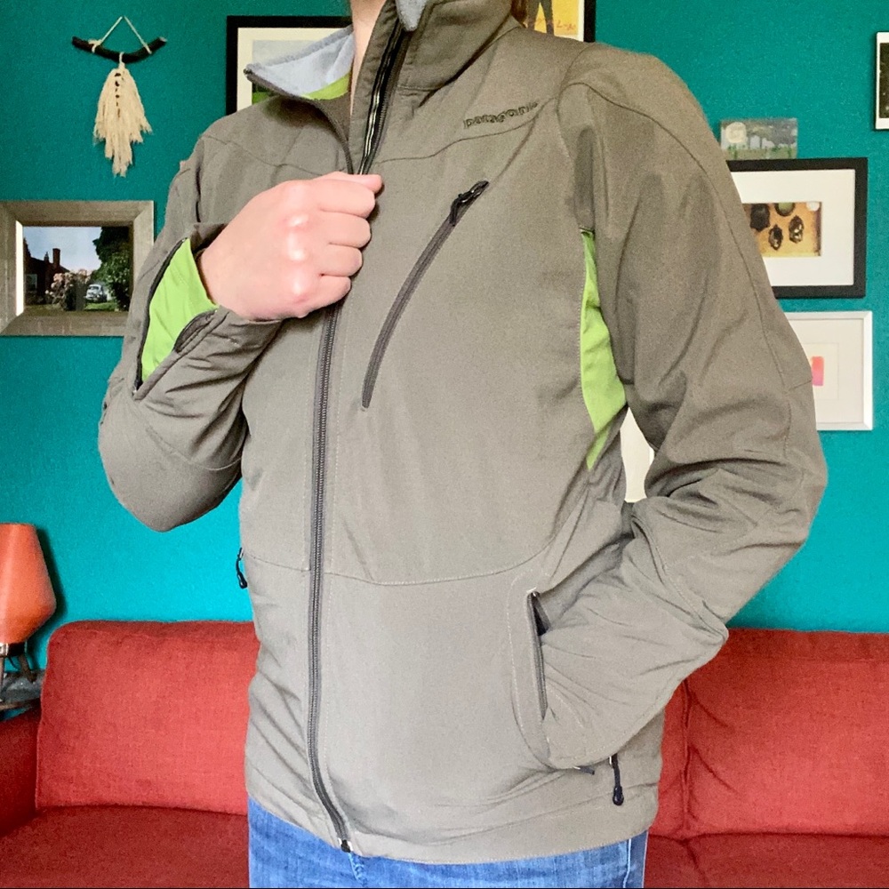 Patagonia Men’s performance fleece lined jacket in olive green size S